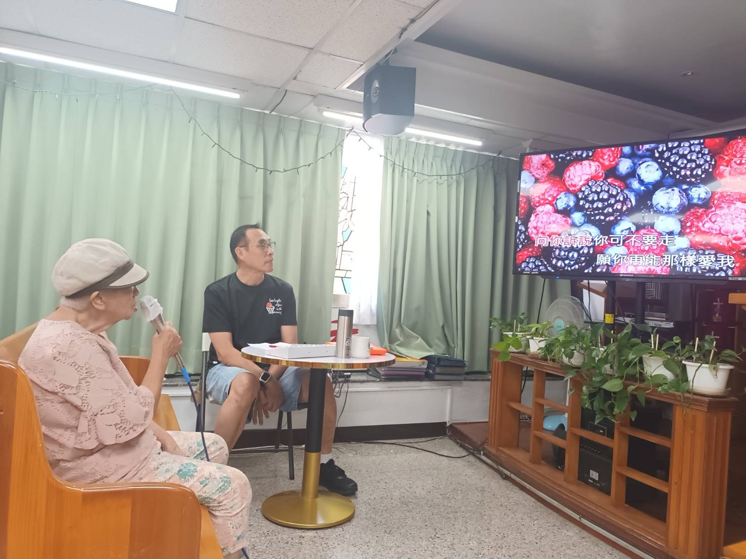 王老師指導85歲愛玉學員個別演唱。